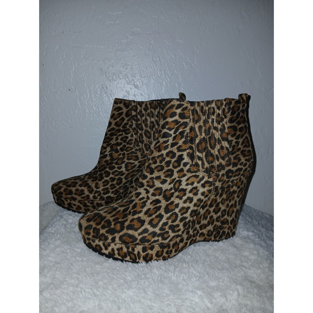 NWOB BCBGeneration Vance 2 Leopard Print Wedge Boots Size 11B Going Out Mob Wife